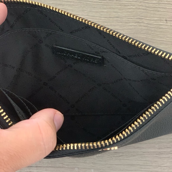Large black Michael Kors Wristlet - Picture 5 of 5